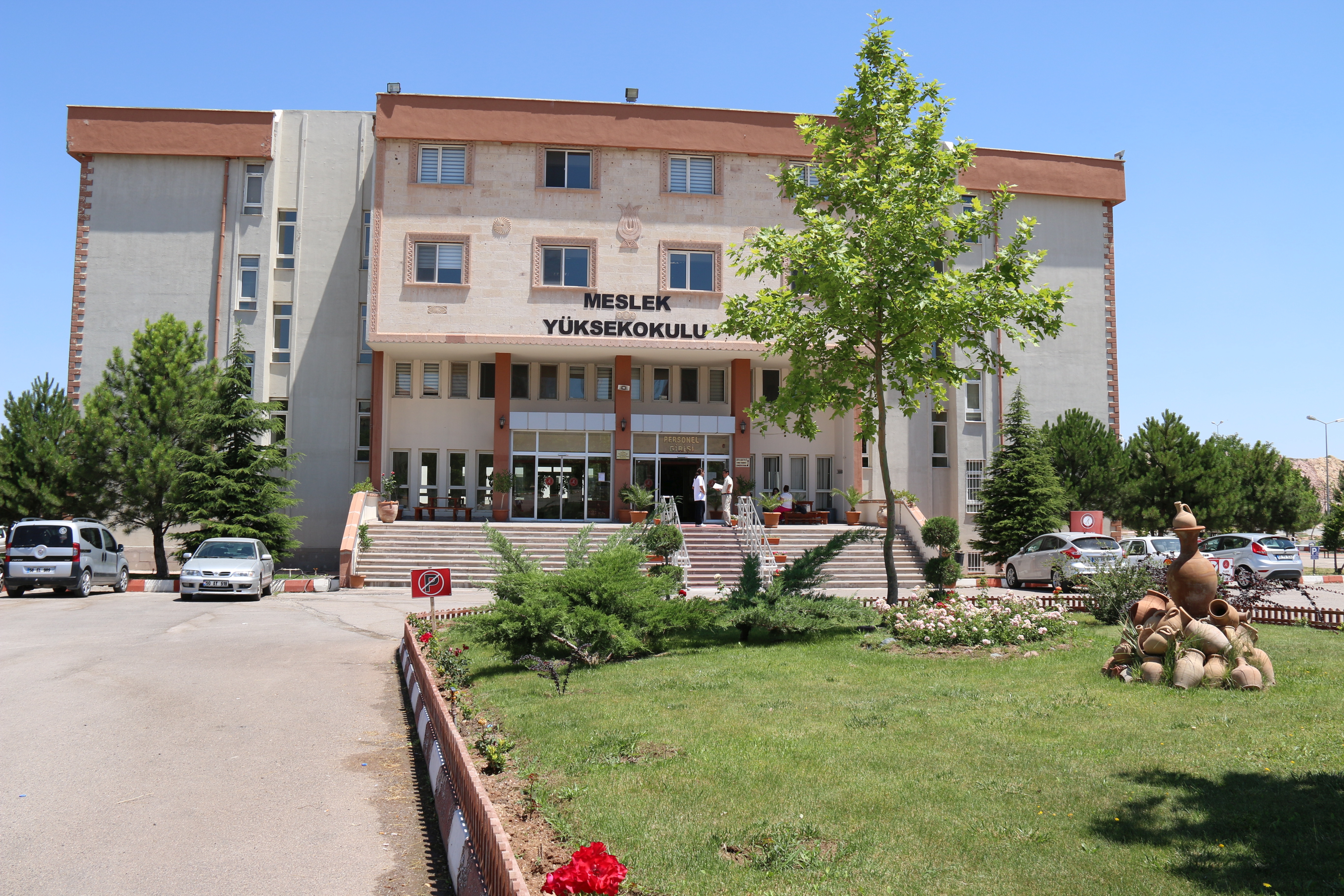 جامعة نوشهير حاجي بكتاش فيلي -Nevşehir Hacı Bektaş Veli Üniversitesi)