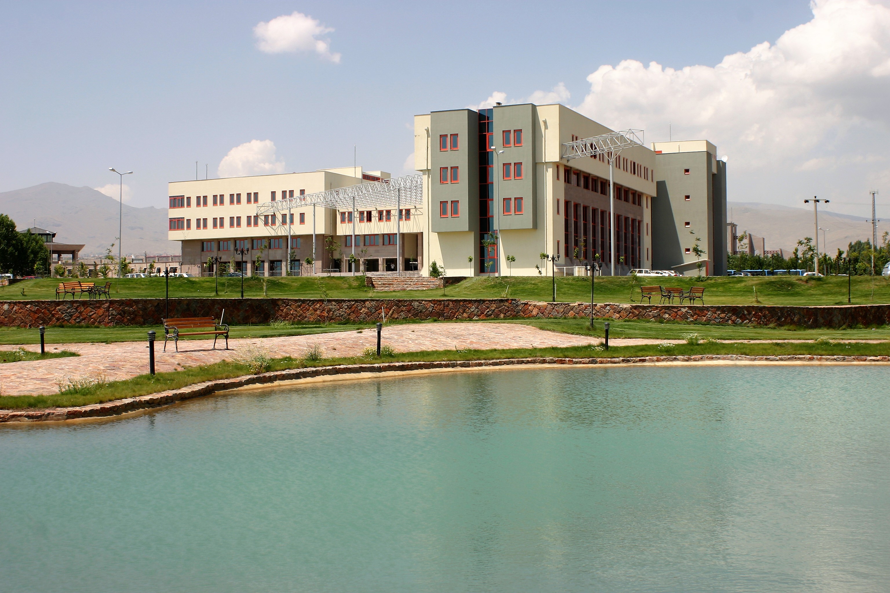 جامعة عمر حاليسديمير (Niğde Ömer Halisdemir Üniversitesi) 